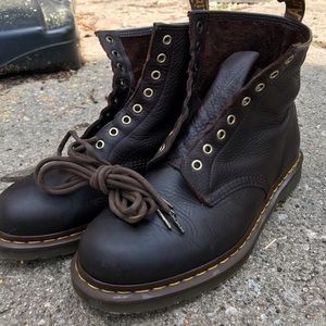 DR. MARTEN AIRWEAR BOOTS MEN’S 9/10
